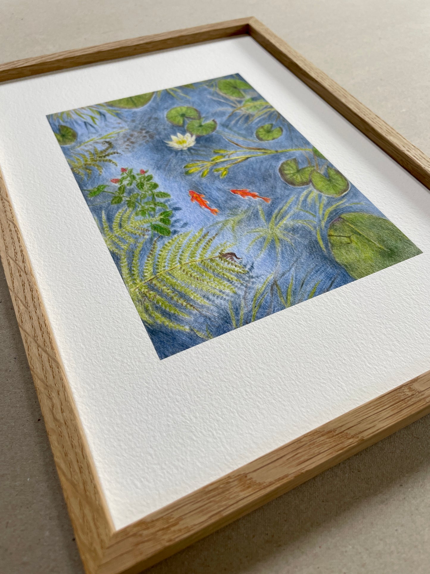 A4 Kunstdruck "Teich mit Fischen" mit Rahmen Eiche