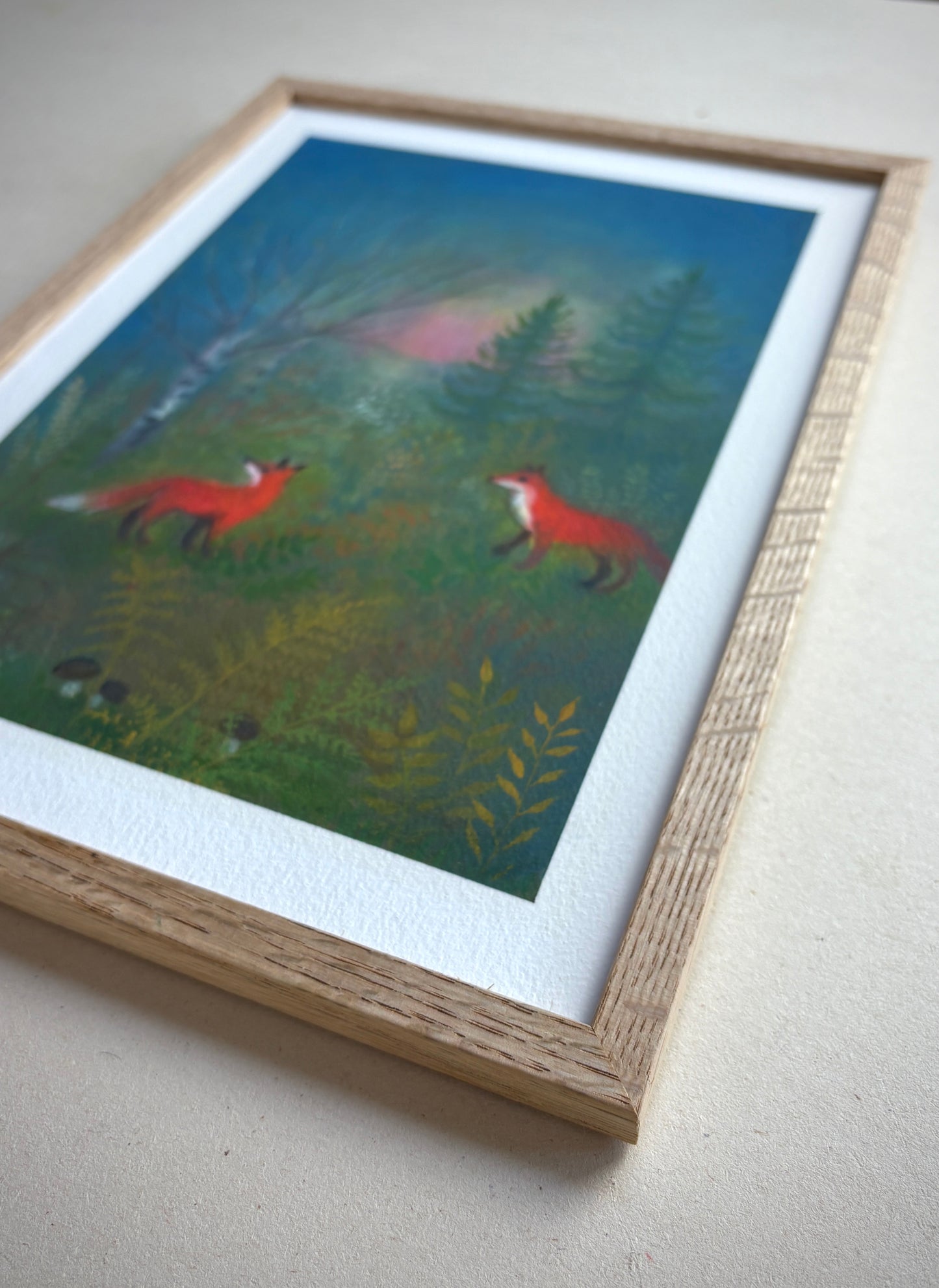 A4 Kunstdruck "Zwei Füchse im Wald" mit Rahmen Eiche